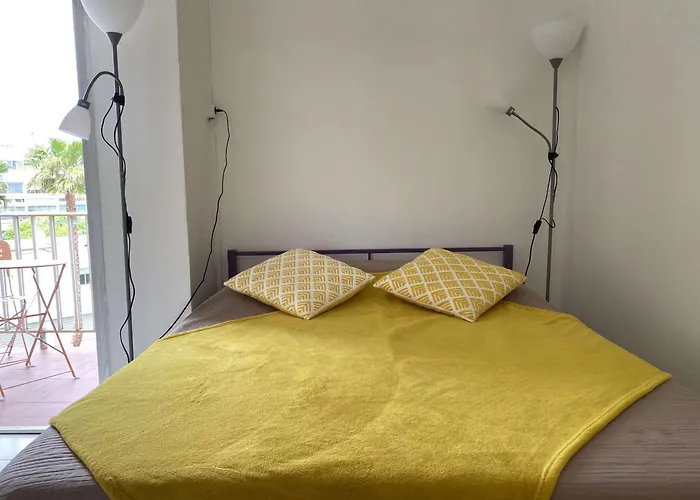 Rénové Avec Balcon Et Wifi à - Fr-1-553-303 *